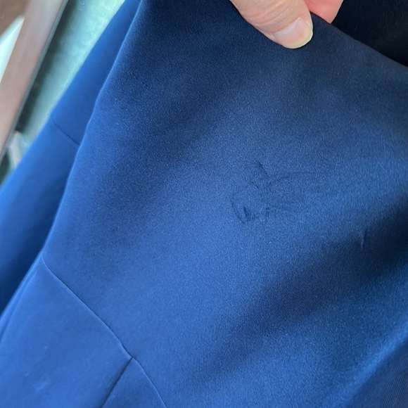 Black Halo
Navy Molten Off Shoulder Gown size 16. EUC - Picture 9 of 10